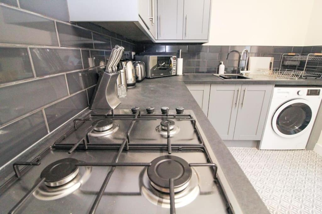 בראדפורד Modern 3 Bed, Contractors Welcome, Bradford מראה חיצוני תמונה