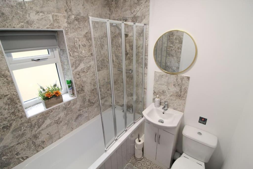 בראדפורד Modern 3 Bed, Contractors Welcome, Bradford מראה חיצוני תמונה