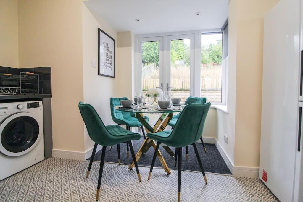 בראדפורד Modern 3 Bed, Contractors Welcome, Bradford מראה חיצוני תמונה