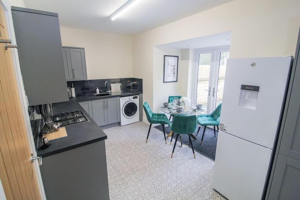 בראדפורד Modern 3 Bed, Contractors Welcome, Bradford מראה חיצוני תמונה