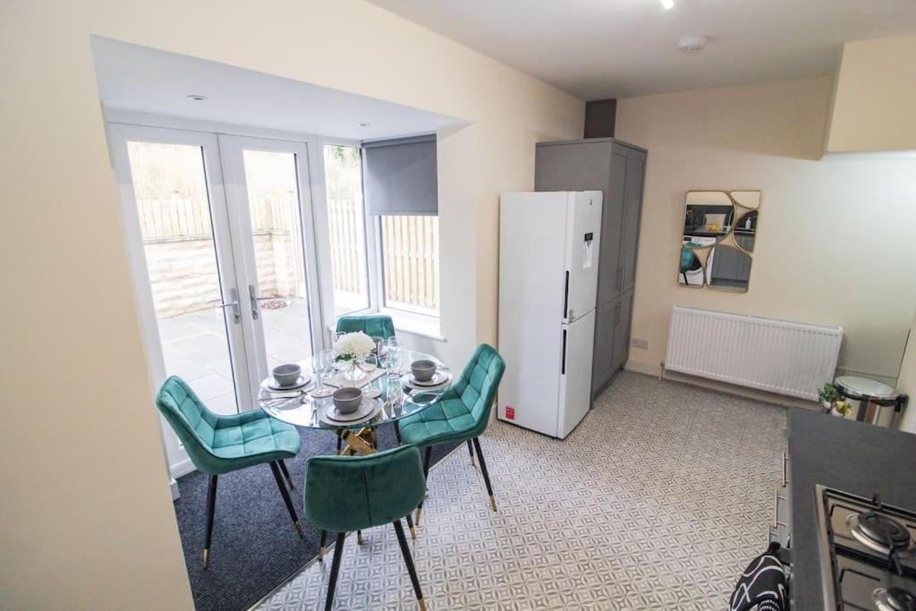בראדפורד Modern 3 Bed, Contractors Welcome, Bradford מראה חיצוני תמונה