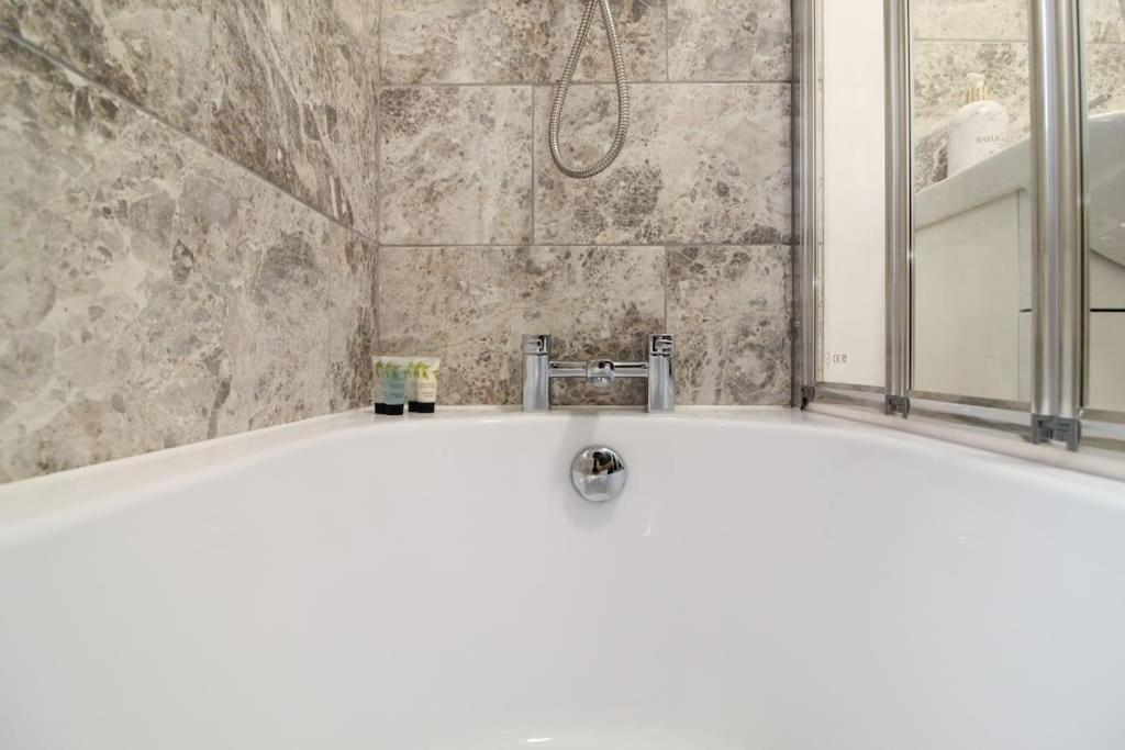 בראדפורד Modern 3 Bed, Contractors Welcome, Bradford מראה חיצוני תמונה