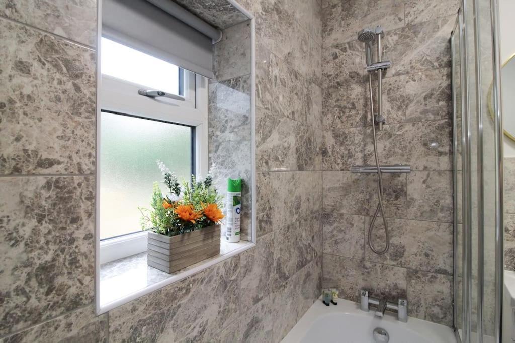 בראדפורד Modern 3 Bed, Contractors Welcome, Bradford מראה חיצוני תמונה